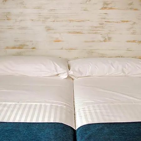 Ad Hoc Carmen Hotel 2*